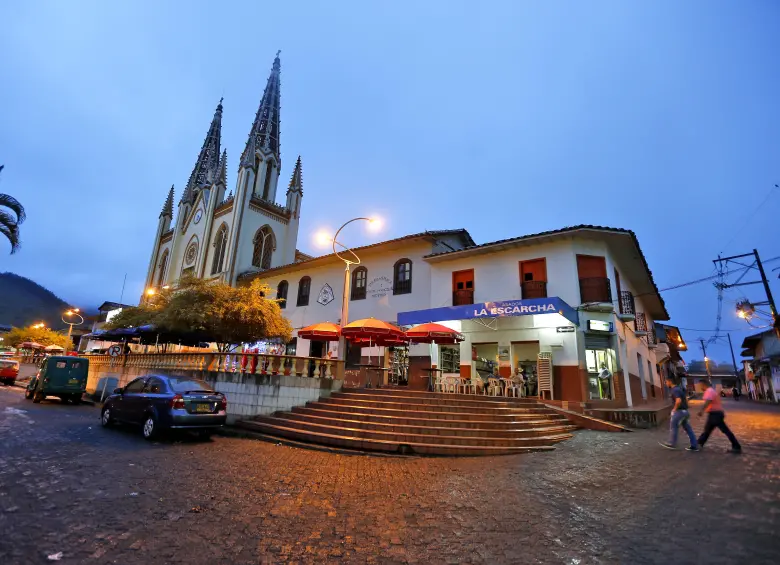 Frontino prohibió la circulación de menores de edad en su zona central durante la noche, en medio de la oleada de violencia por cuenta del plan pistola. FOTO: Juan Antonio Sánchez Ocampo