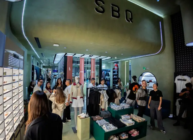 Tiendas de lujo en ciudades como Medellín y Bogotá reportan tickets promedio de hasta $1,5 millones por compra en productos como gafas, ropa y perfumes. FOTO SBQ. 