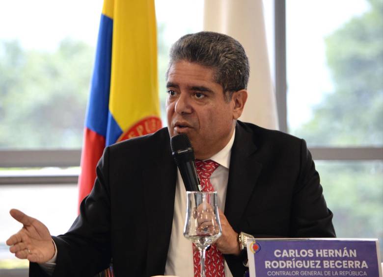 Según el contralor general, Carlos Hernán Rodríguez, el endeudamiento del Gobierno Nacional Central, que subió a $962,32 billones (57% del PIB), representa un incremento de $136,79 billones respecto a 2023, debido en gran parte a la baja tributación. FOTO: Contraloría