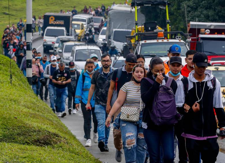 Muchos usuarios deciden no hacer fila para tomar los buses y continuar el camino a pie. FOTO: MANUEL SALDARRIAGA