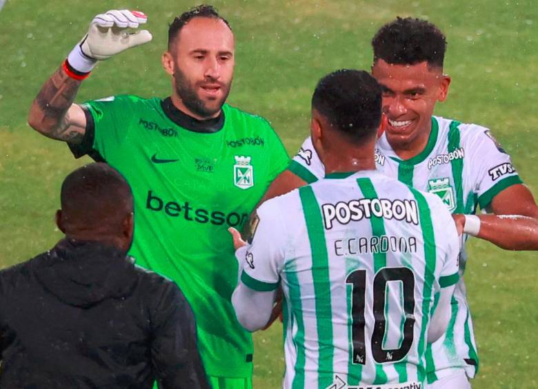 En la imagen aparecen David Ospina, Willian Tesillo y Edwin Cardona, hombres fundamentales en la actualidad del club antioqueño. FOTO MANUEL SALDARRIAGA