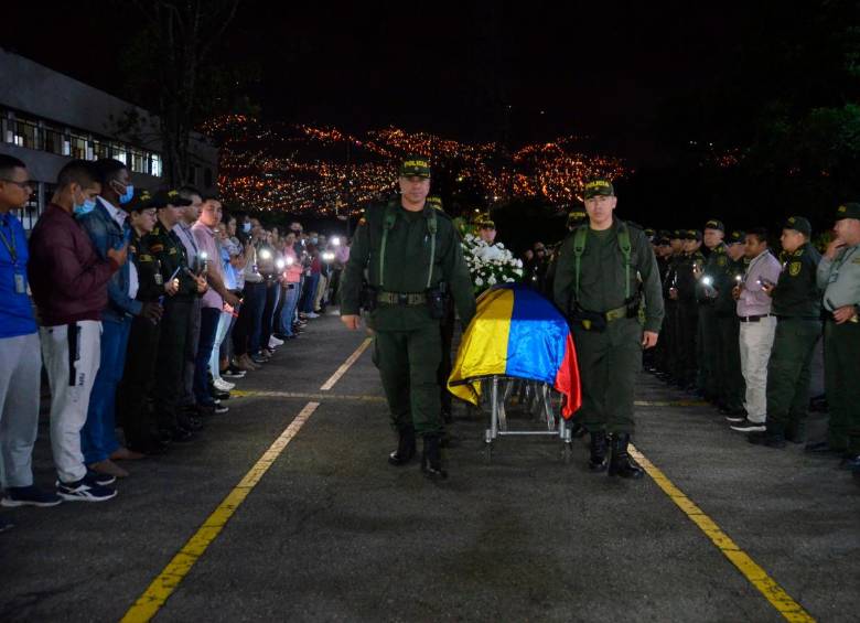 El féretro con el cuerpo de la patrullera llegó en la noche del jueves a Medellín. FOTO: CORTESÍA POLICÍA