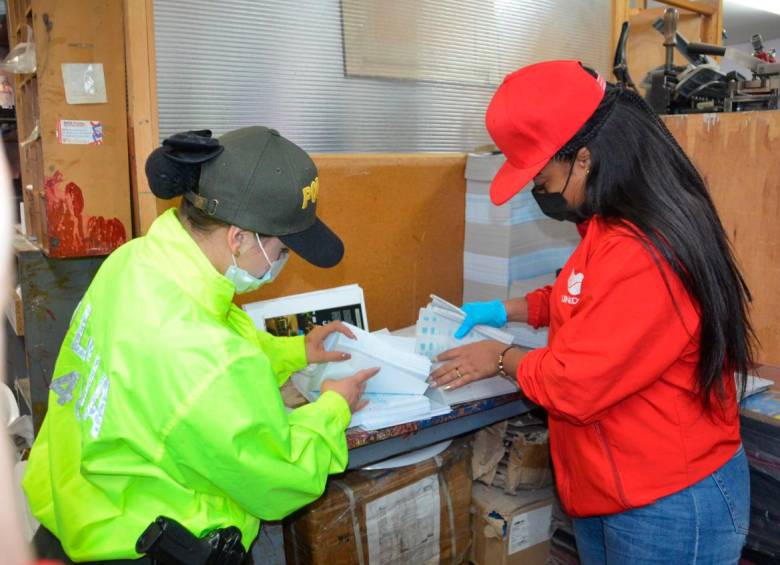 En una litografía de Medellín se imprimían los talonarios para la venta del chance manual, no legalizado en el departamento. FOTO CORTESÍA POLICÍA ANTIOQUIA
