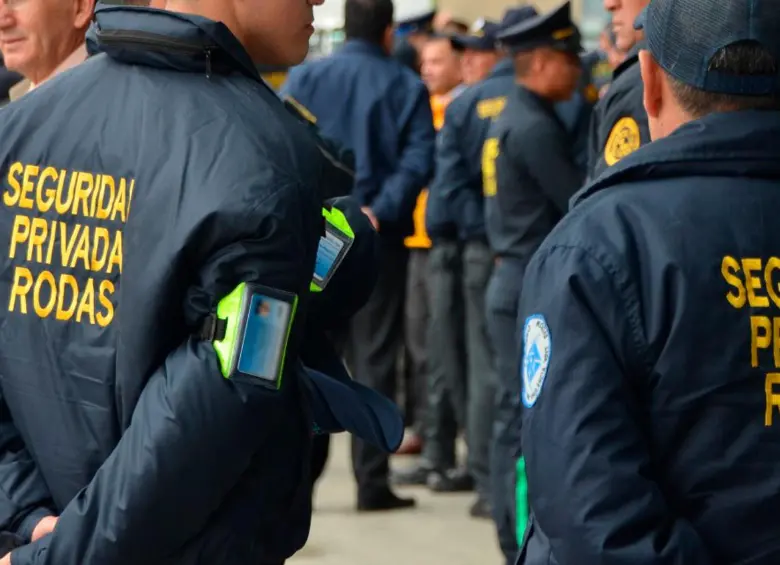 Fedeseguridad aclaró que la Resolución 2708 de 2026 no elimina el pago de horas extras ni recargos nocturnos en el sector de vigilancia privada. FOTO COLPRENSA.