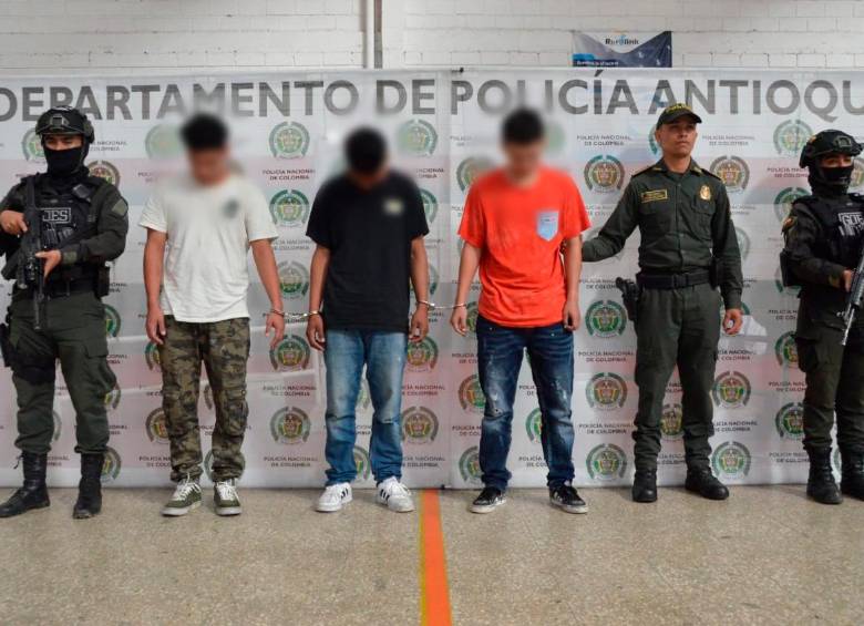 Las capturados tienen 19, 21 y 22 años. Foto: Cortesía Policía. 