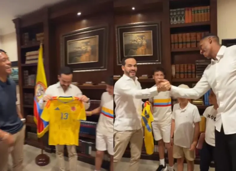 Yerry Mina y Juan Guillermo Cuadrado visitaron la residencia de Abelardo de la Espriella y le entregaron una camiseta de la Selección Colombia durante un encuentro que fue compartido en redes sociales. FOTO: captura de video vía Abelardo de la Espriella en Instagram. 
