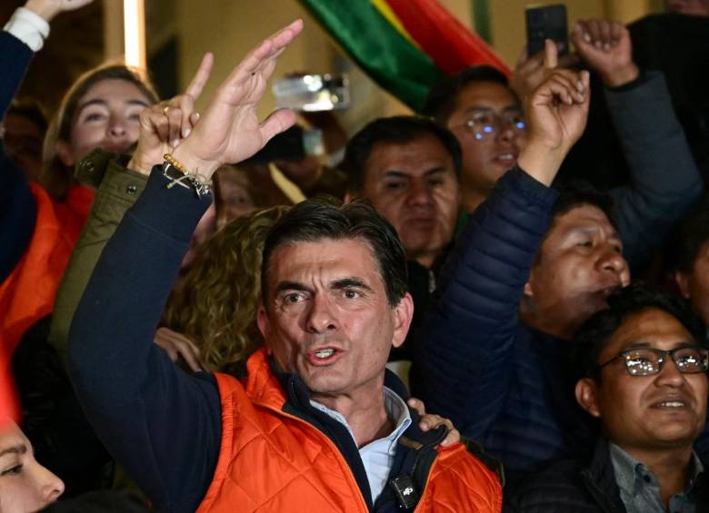 Rodrigo Paz, candidato presidencial por el Partido Demócrata Cristiano (PDC), celebró en La Paz tras liderar la primera vuelta de las elecciones el 17 de agosto de 2025. Disputará la segunda vuelta en octubre frente al expresidente Jorge “Tuto” Quiroga. Imagen: Martin Bernetti / AFP.