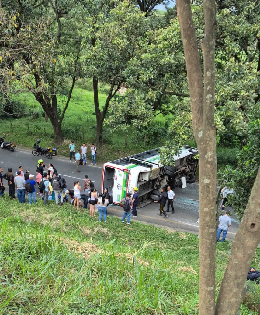 Un bus se volcó en la autopista Norte cerca de la entrada de Girardota. La vía permanece cerrada mientras se atiende la emergencia. FOTO: Cortesía