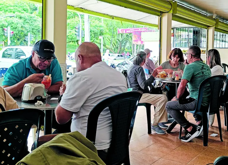 Aunque casi todos los conocen como los salpicones de Campos de Paz o los “Salpimuertos”, su nombre real es Melón y Salpicón y Salón de Frutas Curuba, dos locales que deberán cerrar por el paso del Metro de la 80. Más de 30 personas quedarían sin empleo. FOTO Cristian Álvarez