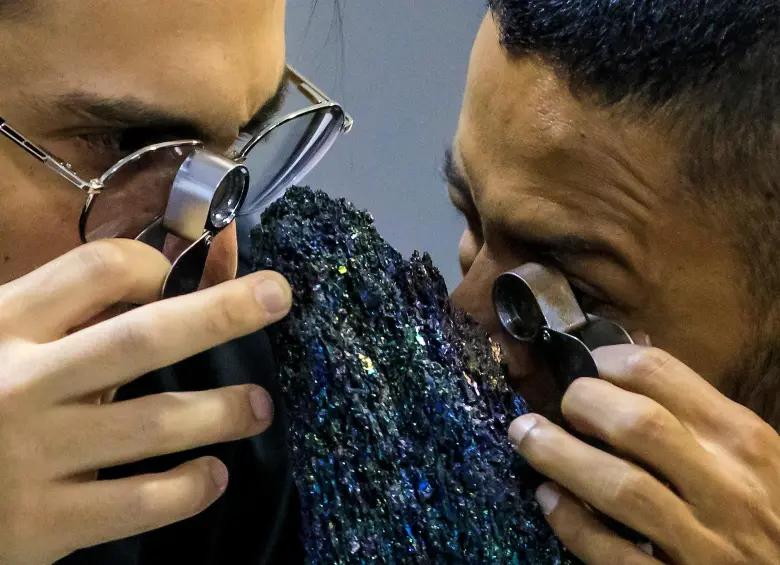 El museo en la escuela es una de las iniciativas de Javier. Con esta innovadora estrategia, busca acercar a los jóvenes del departamento a los conocimientos básicos de geología y despertar su interés por aprender más sobre los minerales y la riqueza de las rocas raras, como la que Javier está observando: una hermosa Diamantina proveniente del suelo brasileño. FOTO: Camilo Suárez