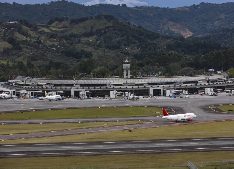 El aeropuerto Internacional José María Córdova, en Rionegro, Antioquia, fue activado como terminal alterna en Colombia para recibir vuelos desviados por el sismo en Panamá. FOTO Manuel Saldarriaga