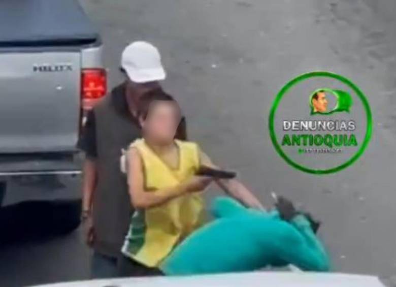 El joven agresor durante el ataque armado. FOTO: Cortesía Denuncias Antioquia.