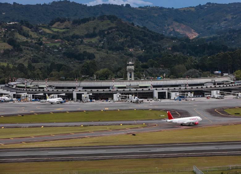 El aeropuerto Internacional José María Córdova, en Rionegro, Antioquia, fue activado como terminal alterna en Colombia para recibir vuelos desviados por el sismo en Panamá. FOTO Manuel Saldarriaga