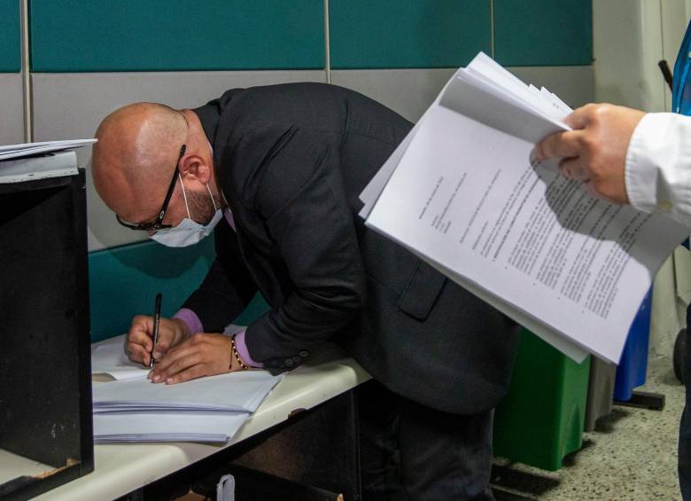 El comité recibió las planillas el pasado 19 de junio, pero el proceso fue detenido solo cuatro días después. El plan de los revocadores es conseguir más de 300.000 firmas. FOTO Edwin Bustamante