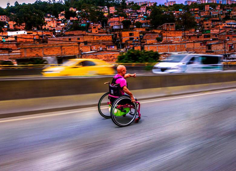 Luis Eduardo Rivera, toretto paisa que desafía las laderas de Medellín montado en su silla de ruedas. Foto: Camilo Suárez Echeverry 