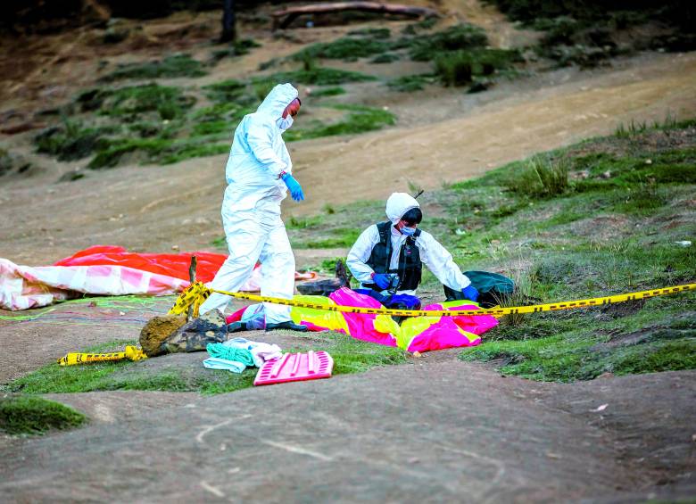 Descripción: Accidente de parapentista, donde murió Rubén Darío Gómez Montoya, cuando al parecer un fuerte viento cerró su parapente y cayó al suelo, en el sector de Serramonte, en Bello. Fecha de evento: 07/02/2021. Foto: Andrés Camilo Suárez