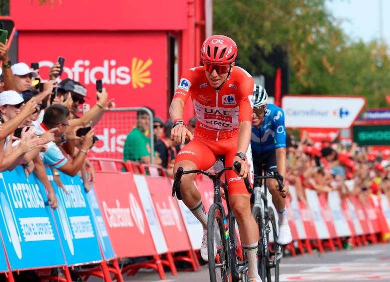Tadej Pogacar celebra su victoria en la sexta etapa de la Vuelta a España, jornada en la que amplió su ventaja y también vivió un gran susto. FOTO GETTY