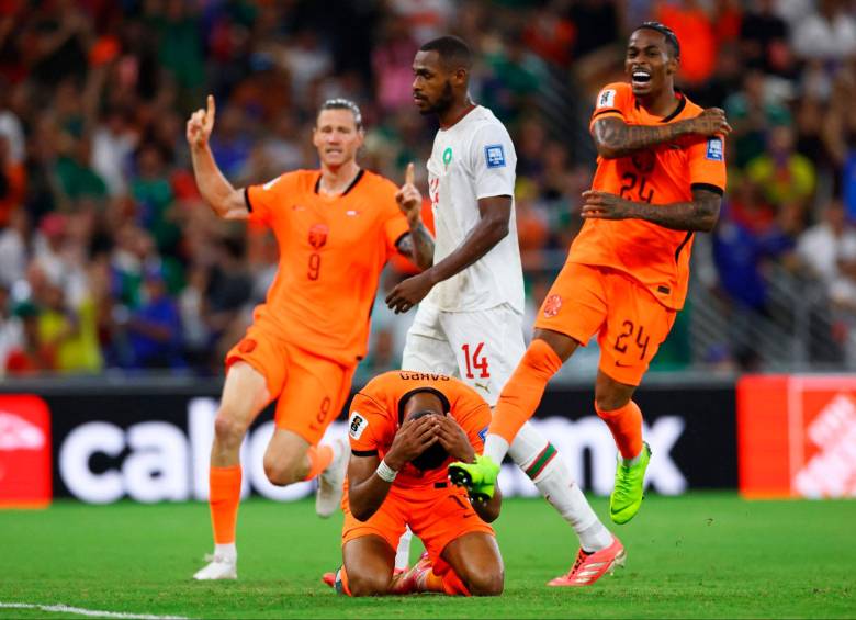 Cody Gakpo celebra de rodillas y mirando al cielo el gol con el que Países Bajos tomó ventaja en los octavos de final del Mundial 2026, en un emotivo homenaje a su hijo no nacido, Elijah Raphael, fallecido días atrás. FOTOS: CORTESÍA