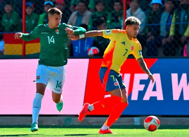 Imágenes del encuentro entre Bolivia y Colombia en El Alto. FOTO AFP