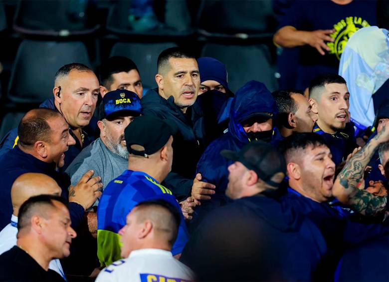 Juan Román Riquelme en medio de los hinchas de Boca deteniendo las confrontaciones. FOTO: GETTY