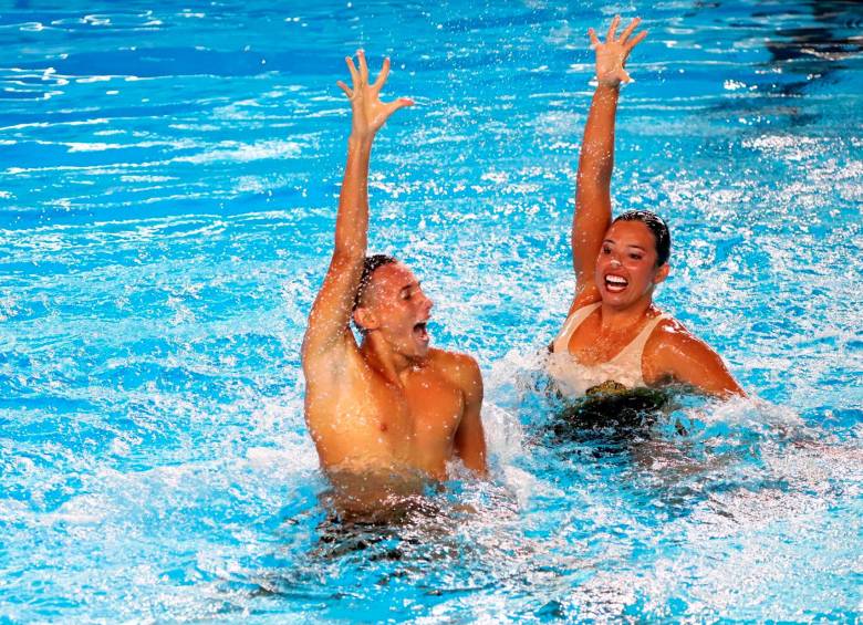 Los colombianos Gustavo Sánchez y Jennifer Cerquera representaron al país en Serie Mundial de Natación Artística en París. FOTO CORTESIA FINA