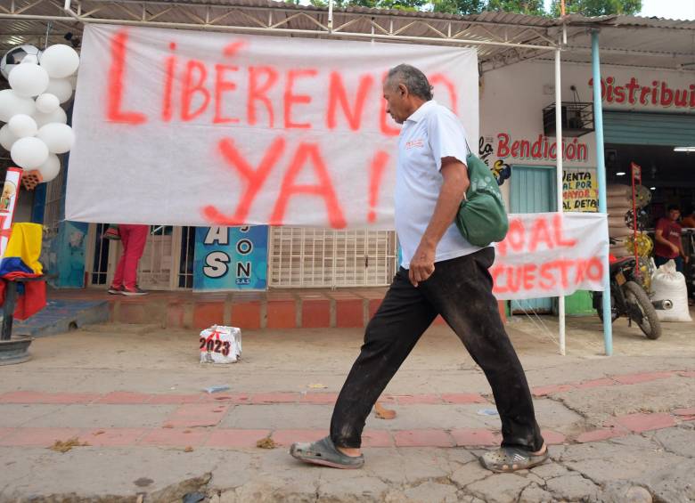 Pancartas que piden la libertad de Mane se pueden leer en varios lugares de Barrancas. FOTO AFP