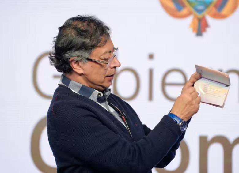 El nuevo modelo de pasaportes fue presentado por el presidente Gustavo Petro a comienzos de este 2026. Foto: Presidencia