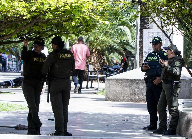 Agente de la Policía patrullando la zona de la Plaza de Botero. Foto: Julio César Herrera Echeverri
