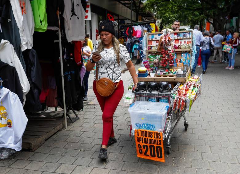 Mauricio Castañeda, pintor en Carabobo, ha perdido múltiples obras por culpa de los aguaceros. FOTO manuel saldarriaga