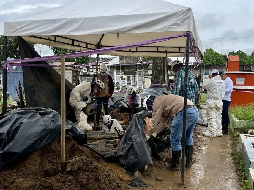 Tres exmilitares imputados por la JEP por ‘falsos positivos’ apoyan la búsqueda de desaparecidos en el Cementerio Central de Neiva, junto a la UBPD. FOTO: COLPRENSA
