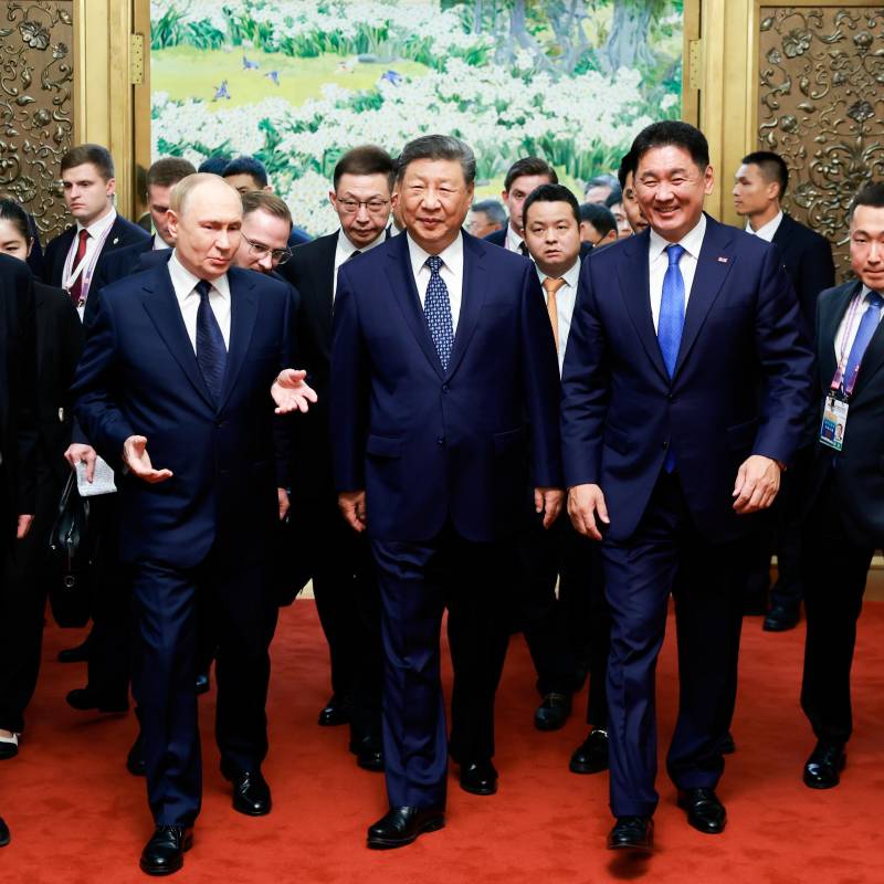 El presidente ruso Vladimir Putin acompañó a su homólogo chino Xi Jinping durante el imponente desfile militar de este miércoles en Pekín. FOTO: Xinhua
