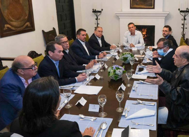 Alrededor de 3 horas estuvo reunido en la noche del sábado el presidente Gustavo Petro con la Plataforma Unitaria Democrática de Venezuela, en vísperas de la cumbre internacional que se desarrollará este martes en el Palacio de San Carlos. FOTO Presidencia