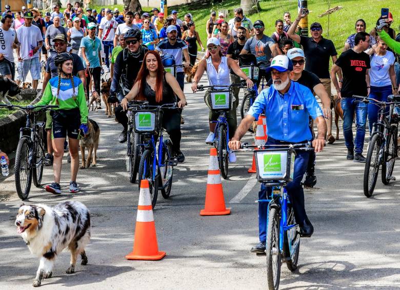 Más que una caminata de mascotas, el evento pareció un ciclo-paseo. Muchos se sumaron al evento en las bicicletas de Encicla. Foto: Jaime Pérez. 