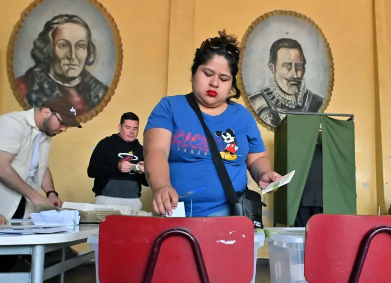 La votación comenzó a las 8:00 a. m., con la apertura de más de 40.000 mesas para sufragar, que funcionarán por 10 horas. FOTO: AFP.