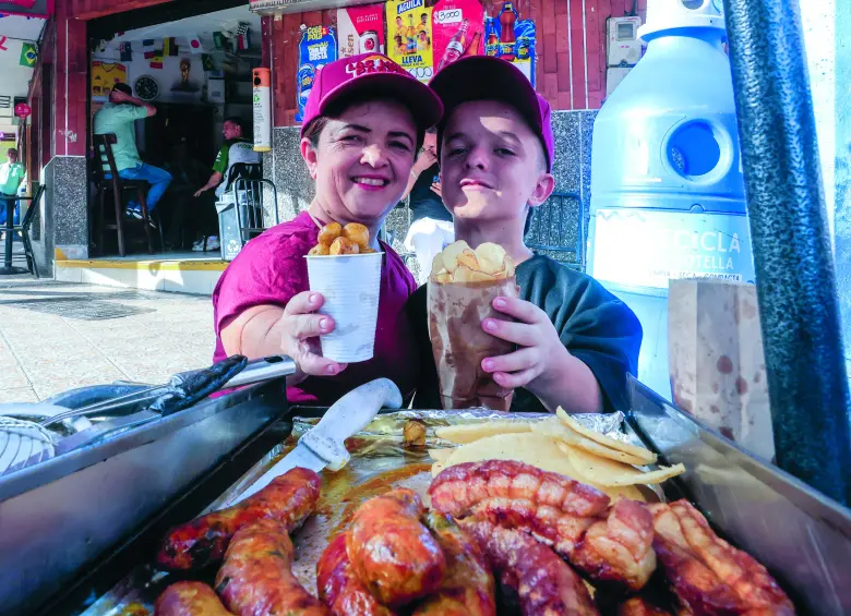 Alba y Julián salen casi todos los días a vender las papas que, a hoy, les han permitido tener una mejor vida y más estabilidad económica. FOTO Camilo Suárez. 