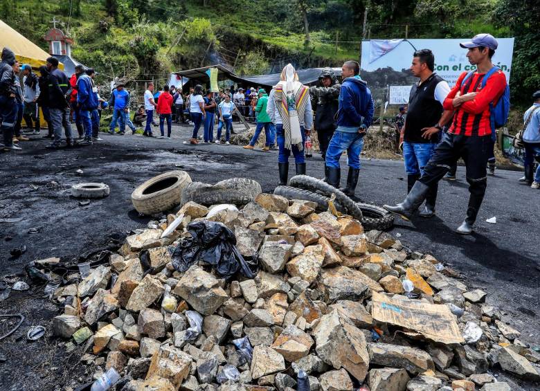 Este es uno de los puntos de la protesta en el sector Pinguro, en toda la vía de acceso a Buriticá. FOTO: JAIME PÉREZ