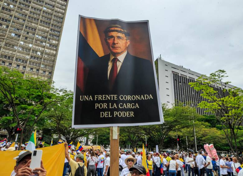 En resumen, la marcha fue un reflejo de la pasión política que se vive en Medellín y una muestra palpable del continuo impacto de Álvaro Uribe en la política colombiana. Foto: Camilo Suárez Echeverry