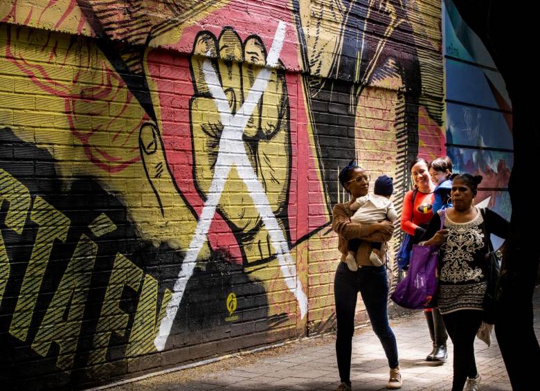 Hace unas semanas empezaron a aparecer tachanones en reconocidos lugares de grafitis de la ciudad. El supuesto autor se graba y sube imágenes a redes sociales mientras se abre la polémica sobre la validez de sus acciones. Fotos: Jaime Pérez.