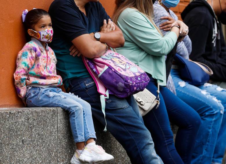 Todavía están abiertas las matrículas en algunas de las instituciones. Muchos padres madrugaron este lunes a concretar ese trámite. FOTO MANUEL SALDARRIAGA