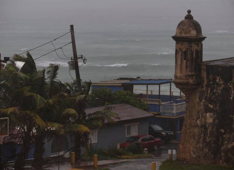 Fiona ya causó graves daños a su paso por Guadalupe el viernes por la noche. En algunos lugares, el agua subió a más de 1,50 metros. FOTO: EFE