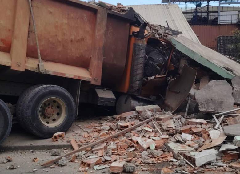 Así quedaron la volqueta y la infraestructura de la empresa afectada tras el accidente de este jueves. FOTO: Bomberos La Estrella