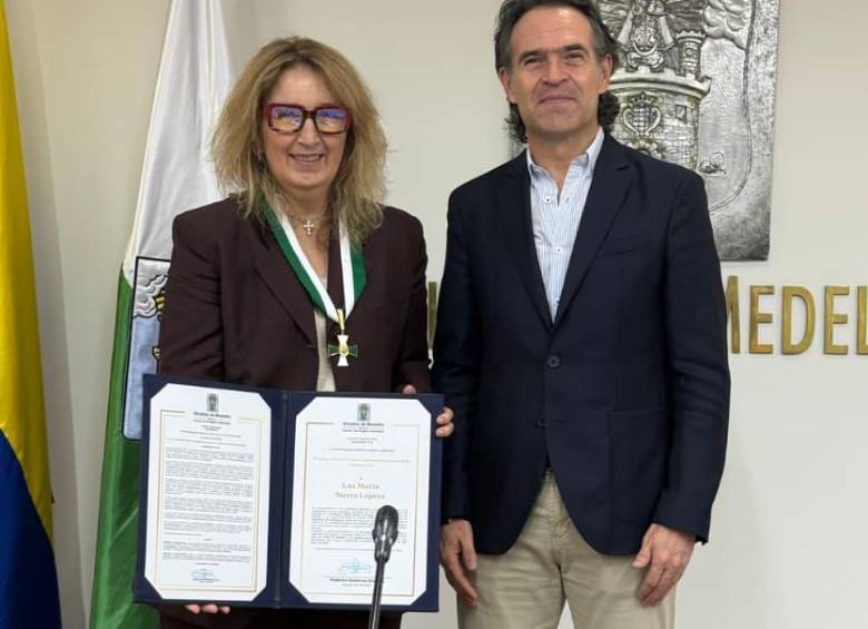 Luz María Sierra recibió la Orden al Mérito Cívico y Empresarial Gonzalo Mejía, categoría oro, por su trayectoria y aporte al periodismo. FOTO: EL COLOMBIANO. 