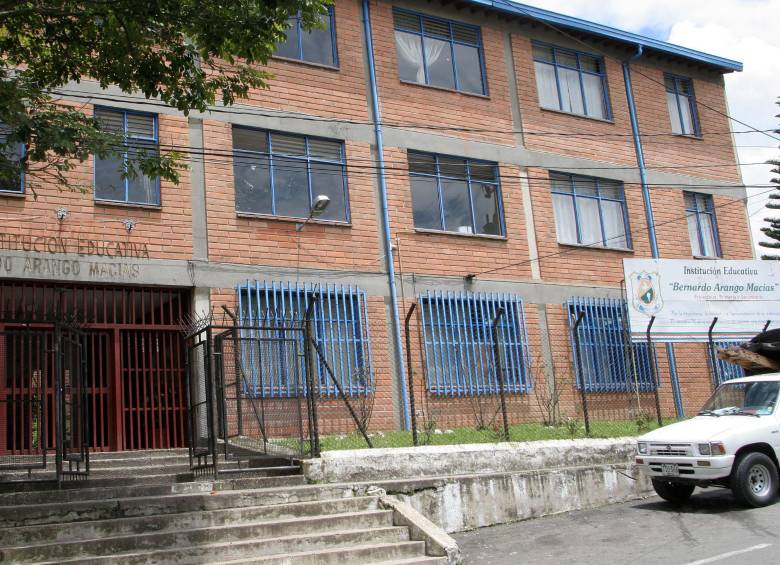 Fachada de la Institución Educativa Bernardo Arango Macías, de La Estrella. En una de las sedes de este colegio fue donde ocurrieron los hechos. FOTO: EL COLOMBIANO