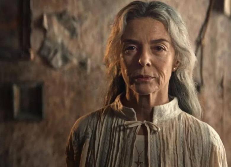 Margarita Rosa de Francisco interpreta a Fernanda del Carpio en el episodio final de la segunda temporada de Cien años de soledad. FOTO: Netflix.