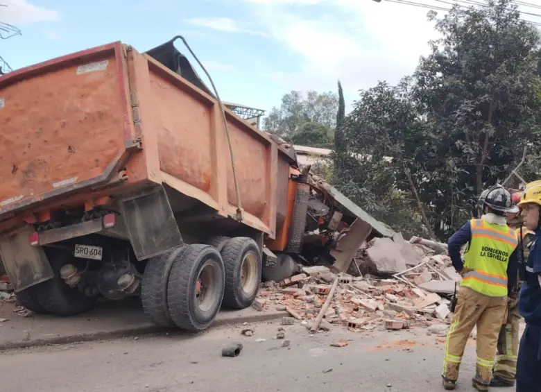 La volqueta que al parecer llevaba material impactó contra la infraestructura de una empresa de la zona identificada como J.M. Estrada. FOTO: Bomberos La Estrella