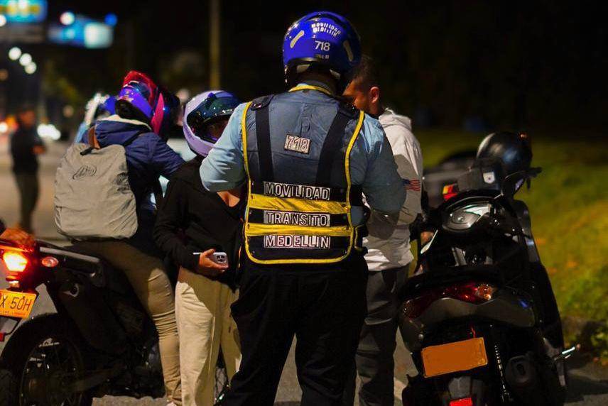 Un agente de tránsito requiriendo a varios motociclistas durante un operativo de control realizado en la avenida Las Palmas. FOTO: Cortesía Alcaldía de Medellín