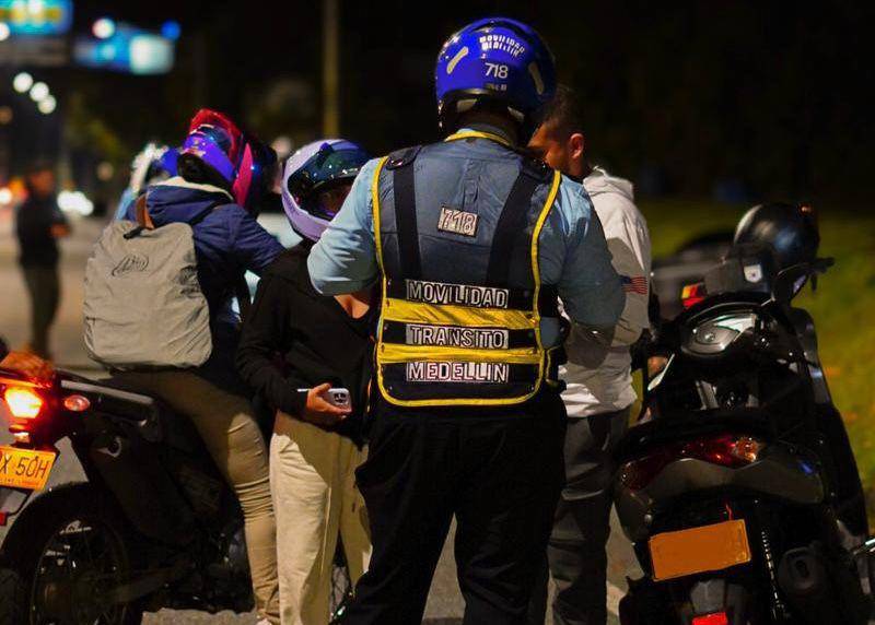 Un agente de tránsito requiriendo a varios motociclistas durante un operativo de control realizado en la avenida Las Palmas. FOTO: Cortesía Alcaldía de Medellín