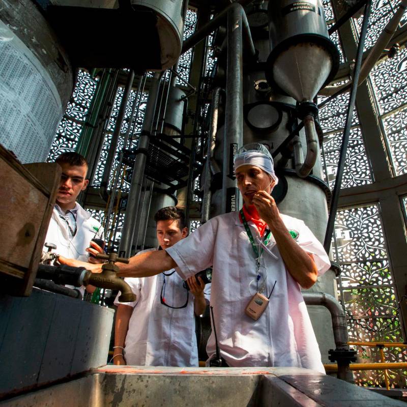 Durante los recorridos por las instalaciones de la FLA se muestra al detalle cómo se hace el proceso de fabricación de los licores. FOTO: JULIO CÉSAR HERRERA