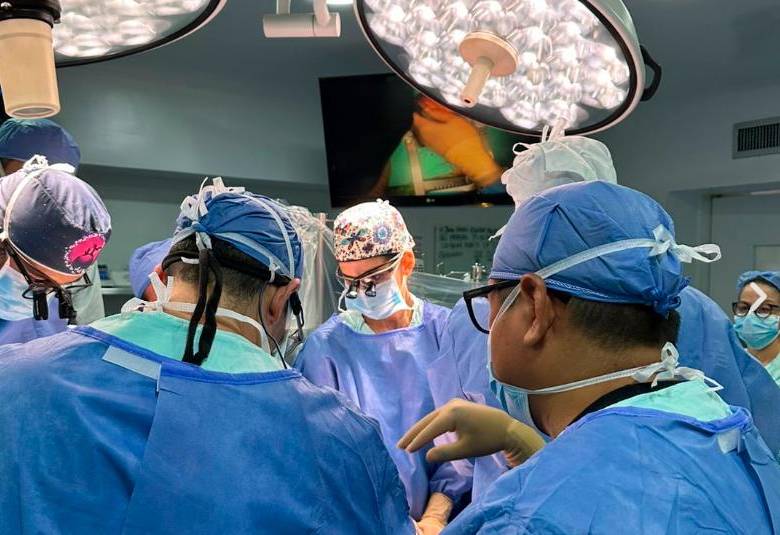 El equipo médico de la Clínica CARDIO VID logró mejorar la calidad de vida de dos pacientes con complejos cuadros médicos. FOTO: CORTESÍA CLÍNICA CARDIO VID