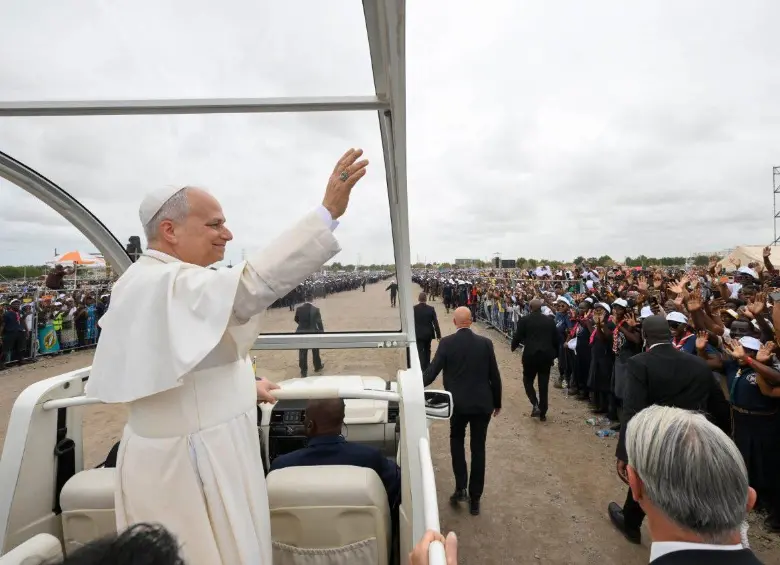 El saludo del Papa a los fieles angoleños a su llegada a la explanada de Kilamba para la santa misa. FOTO: Vatican Media.